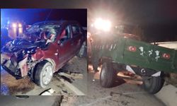 Sivas'ta traktör ile otomobilin çarpıştı!