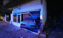 Sivas'ta garaj duvarına çarpan otomobildeki 2 kişi yaralandı
