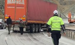 Sivas-Erzincan kara yolunda tır bariyere çarptı