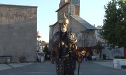 72 Yaşında Türkiye'yi Adım Adım Dolaşıyor! Sultan Alparslan Kılığındaki Seyyah Sivas'ta