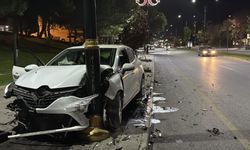 Sivas’ta kontrolden çıkan otomobil direğe saplandı!