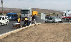 Sivas'ta Otomobiller kavşakta çarpıştı: 4 yaralı