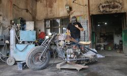 Sivaslı genç otomobil motoruyla kendi motosikletini yapıyor