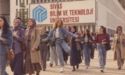 SBTÜ'de 80'ler akımına katıldı