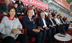 Vali Şimşek, Sivasspor-Mardin 1969 Spor Maçını Tribünden Takip Ediyor