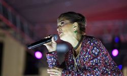 Sivas’ta Unutulmaz Gece! Şükrüye Tutkun’dan Türkü Ziyafeti