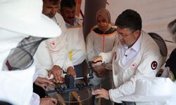 Bakan Yumaklı Sivas’ta Kovan Başına Geçti Bal Sağdı