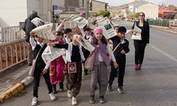 Ulaş'ta öğrenciler Cumhuriyet'in ilanını duyuran temsili gazete dağıttı