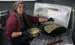 Sivas'ta gözleme satarak 4 çocuğunu okutuyor