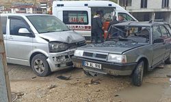 Sivas Gürün’de Otomobil ile Minibüs Çarpıştı