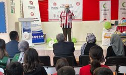 Sivas'ta Yiğido Dede çocukların yüzünü güldürdü