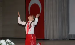 Küçük Öğrencinin İstiklal Marşı Performansı Salonu Duygulandırdı