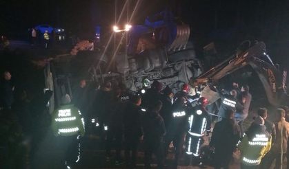 Malatya'da kazaya müdahale eden 2 polis tırın altında kaldı