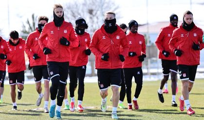 Sivasspor'da Buz Gibi Havada Sıcak Çalışma