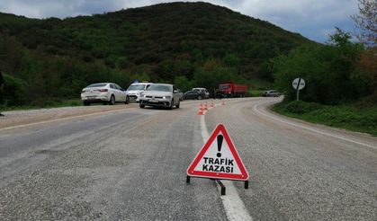 Feci kaza: Otomobil ile kamyonet çarpıştı