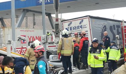 Otomobil Tırın Altına Girdi 4 Kişi Hayatını Kaybetti