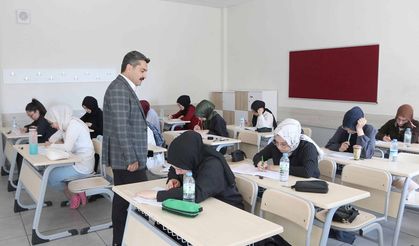 Sivas'ta öğrenciler yaz kurslarında ter döküyor