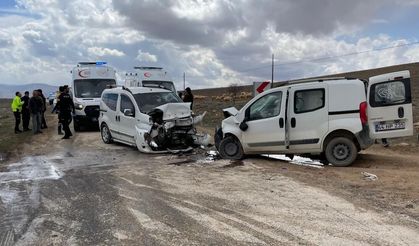 Feci Kaza! İki Araç Kafa Kafaya Çarpıştı