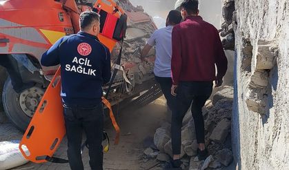 Kontrolden Çıkan Kamyon Duvara Saplandı, Hava Ambulansı Seferber Oldu