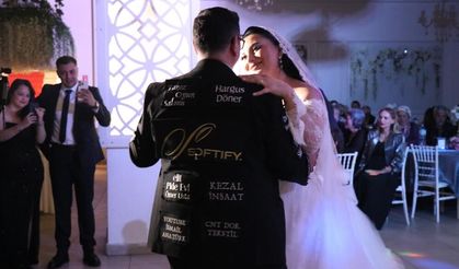 Düğün Masrafını 4'te 1 Düşüren Çılgın Proje! Damatlığını Reklam Panosuna Çevirdi!