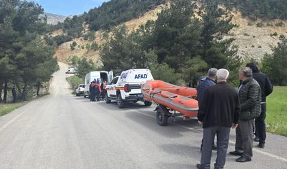 Sivas'ta feci trafik kazası! 1 kişi öldü ,Genç kız ise Kelkit Çayı’nda kayıp
