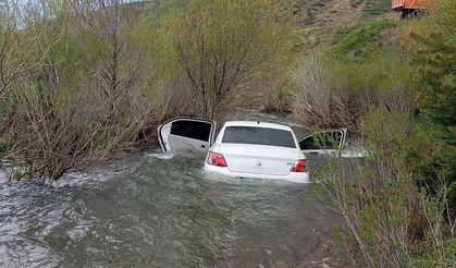 Sivas'ta dere yatağına düşen otomobildeki 3 kişi yaralandı