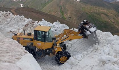 Sivas'ta temmuz ortasında kar mesaisi! 3 metrelik kar kütleleri!