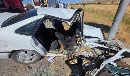 Sivas'ta Feci Kaza! Otomobil Direğe Çarptı 3 Yaralı