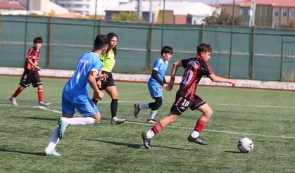 Sivas’ta Yıldızlar Futbol İl Birinciliği müsabakaları nefes kesiyor