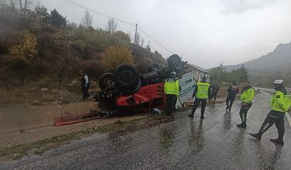 Sivas'ta devrilen seyyar tamir bakım aracındaki 3 kişi yaralandı