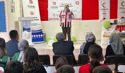 Sivas'ta Yiğido Dede çocukların yüzünü güldürdü