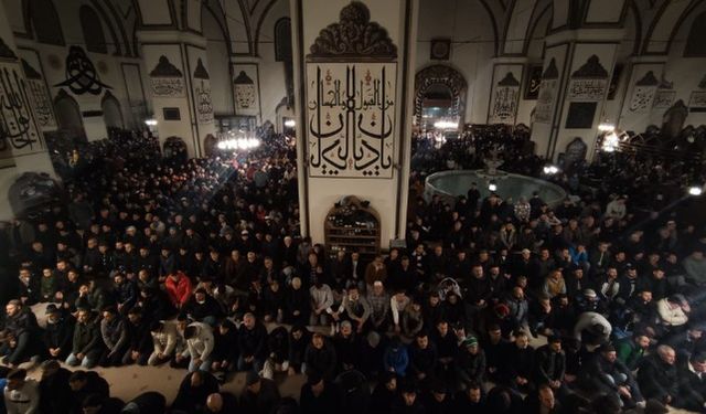 Sabah Namazında Binlerce Vatandaş Ulucami'ye Akın Etti 