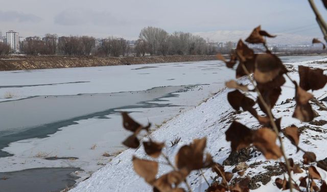 Sivas'taki Nehir Buz Tuttu