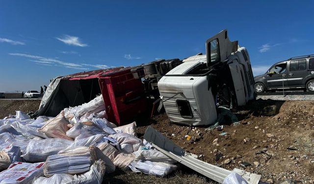 Komşu İlde Tır Devrildi Yaralılar Var