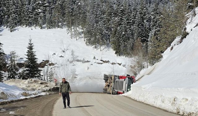 Doğal Gaz Yüklü Tır Kaza Yaptı! Hava Temizliği Tehlikeye Girdi