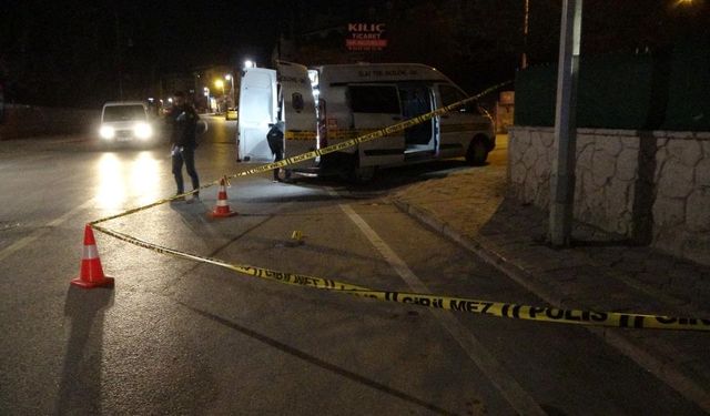 Ticari Takside Silahla Yaralanan Kişi Yola Atıldı