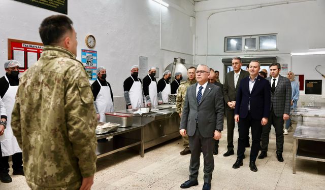 Sivas Valisi Yılmaz Şimşek ve Başkan Adem Uzun, Mehmetçiklerle İftarda Buluştu