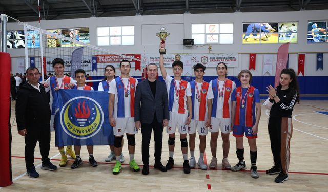 Liseler voleybolda mücadele verdi