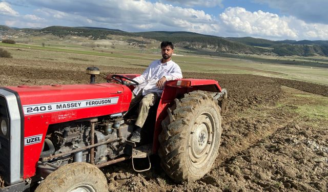 Güneş açtı traktörler çalıştı: Genç çiftçinin bahar mesaisi başladı