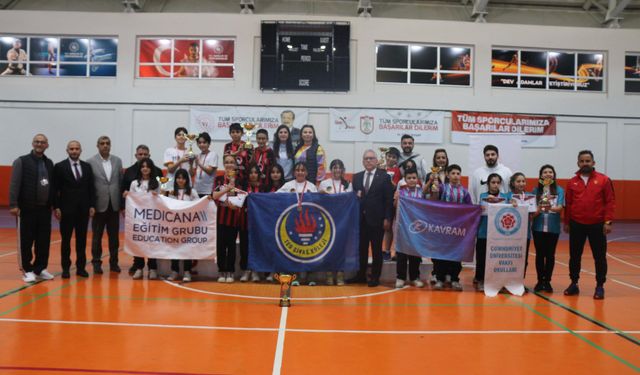 Küçükler sahneye çıktı büyük oynadı