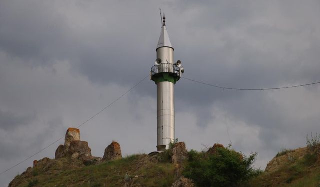 Sivas'taki Bu Köyde Minareyi Bulan Camiyi Bulamıyor!