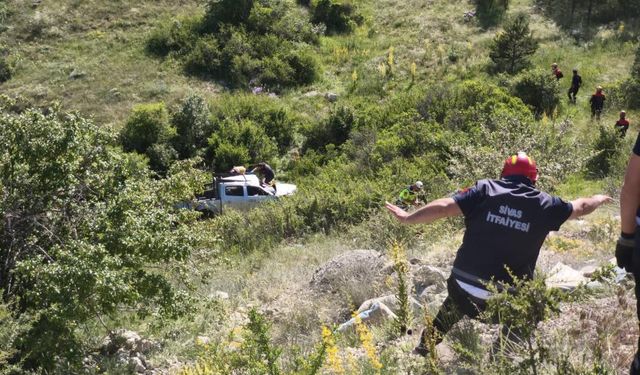 Sivas’ta Feci Kaza Kamyonet Şarampole Devrildi