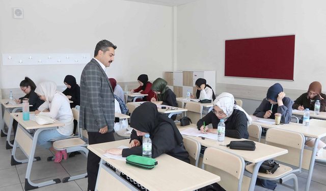 Sivas'ta öğrenciler yaz kurslarında ter döküyor