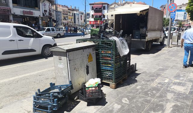Zabıta Denetliyor Esnaflar Yine Dışarı Taşıyor!