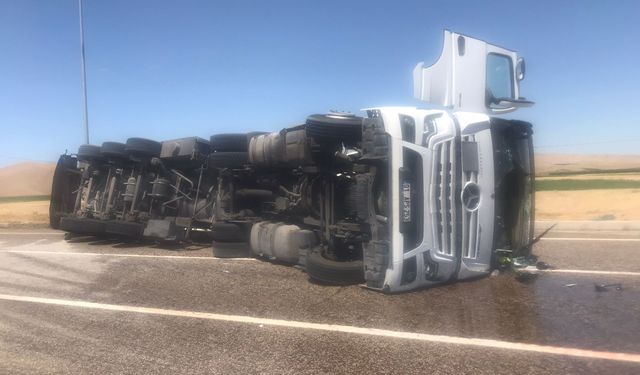 Malatya’da Sivas Yolunda Tanker Devrildi: Sürücü Yaralı