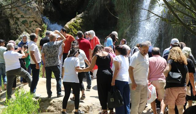 Termometreler 35 Dereceyi Gösterdi! Onlar Oraya Akın Etti