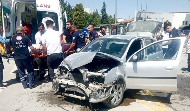 Araçta Sıkıştılar! İtfaiye Zamanla Yarıştı