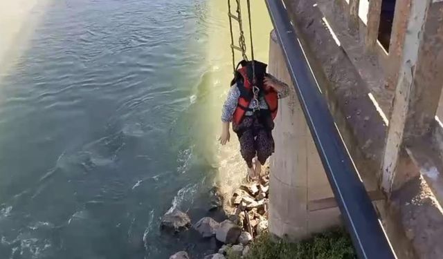 Baraj kapakları açılınca suda mahsur kaldı