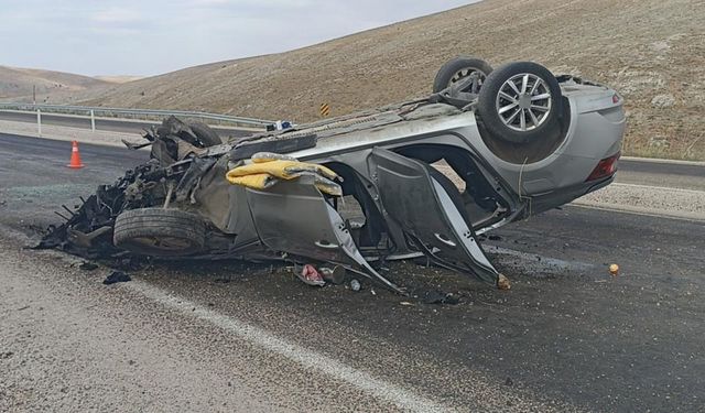 Sivas’ta Feci Kaza Otomobil Devrildi