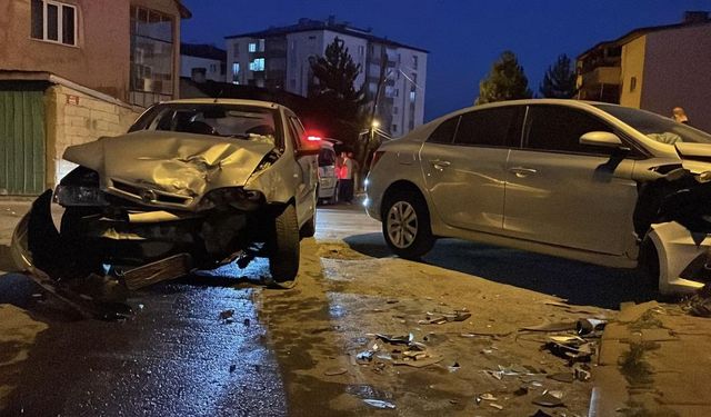 Sivas'ta İki Araç Kafa Kafaya Çarpıştı 6 Kişi Yaralandı!
